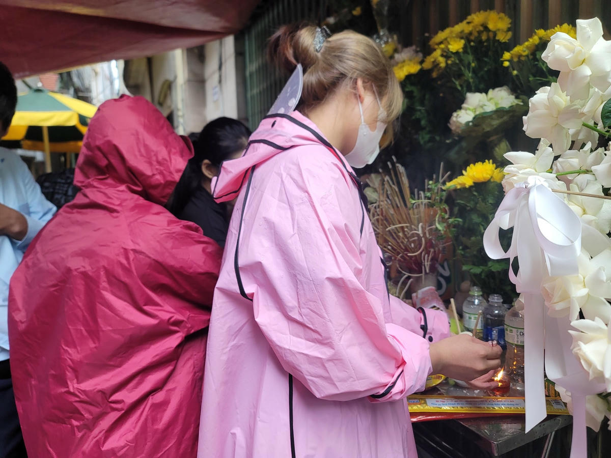 Nhiều bạn trẻ, dù không phải người thân hay quen biết các nạn nhân, nhưng qua mạng xã hội thấy thương xót quá nên đến đặt hoa, thắp hương tại chung cư mini.