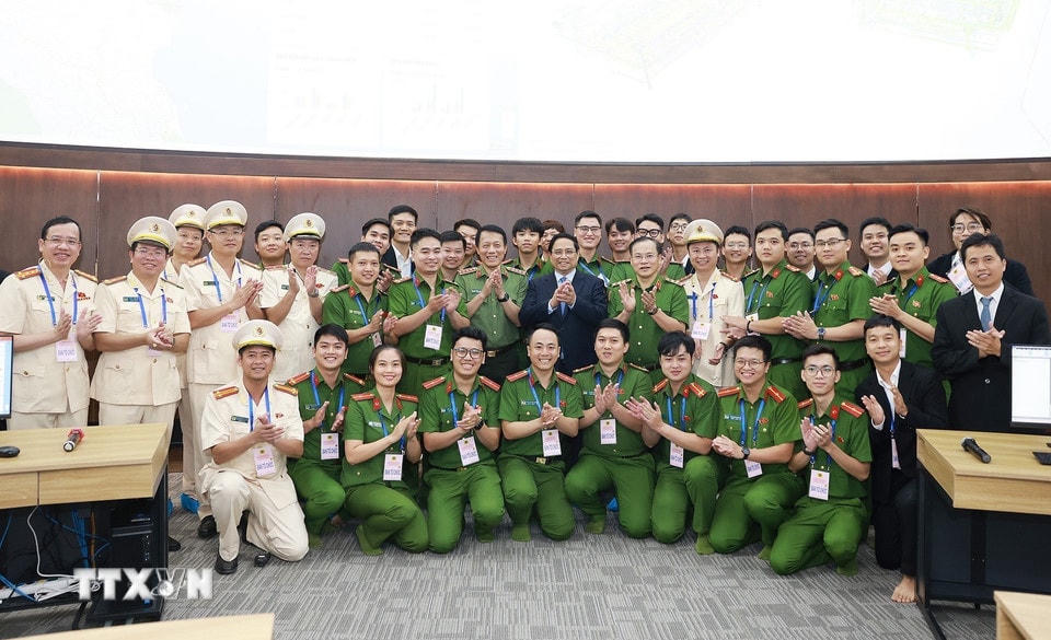 Thủ tướng Phạm Minh Chính với Lãnh đạo bộ Công an và cán bộ Trung tâm Dữ liệu quốc gia. (Ảnh: Dương Giang/TTXVN)