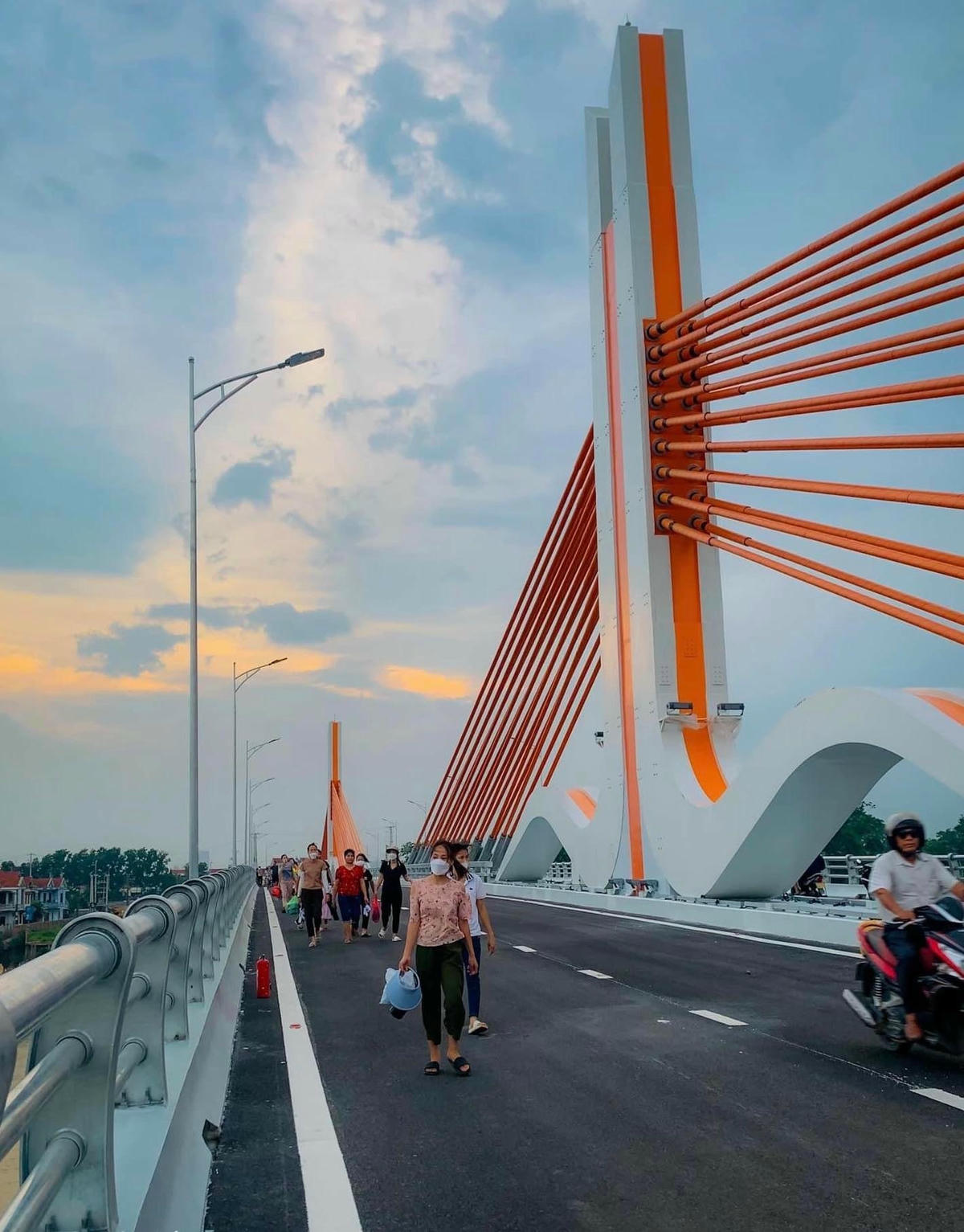 Chiều thì từ Phú Thọ đi sang Vĩnh Phúc.