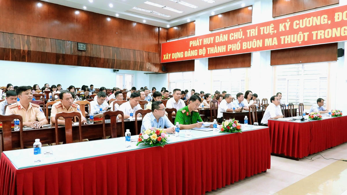 Các đại biểu về dự Hội  nghi.