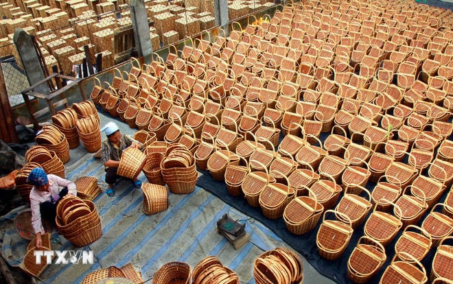 Sản xuất mây tre đan xuất khẩu ở huyện Phú Xuyên, Hà Nội. (Ảnh Trọng Đạt/TTXVN) ttxvn-san-xuat-may-tre-dan.jpg