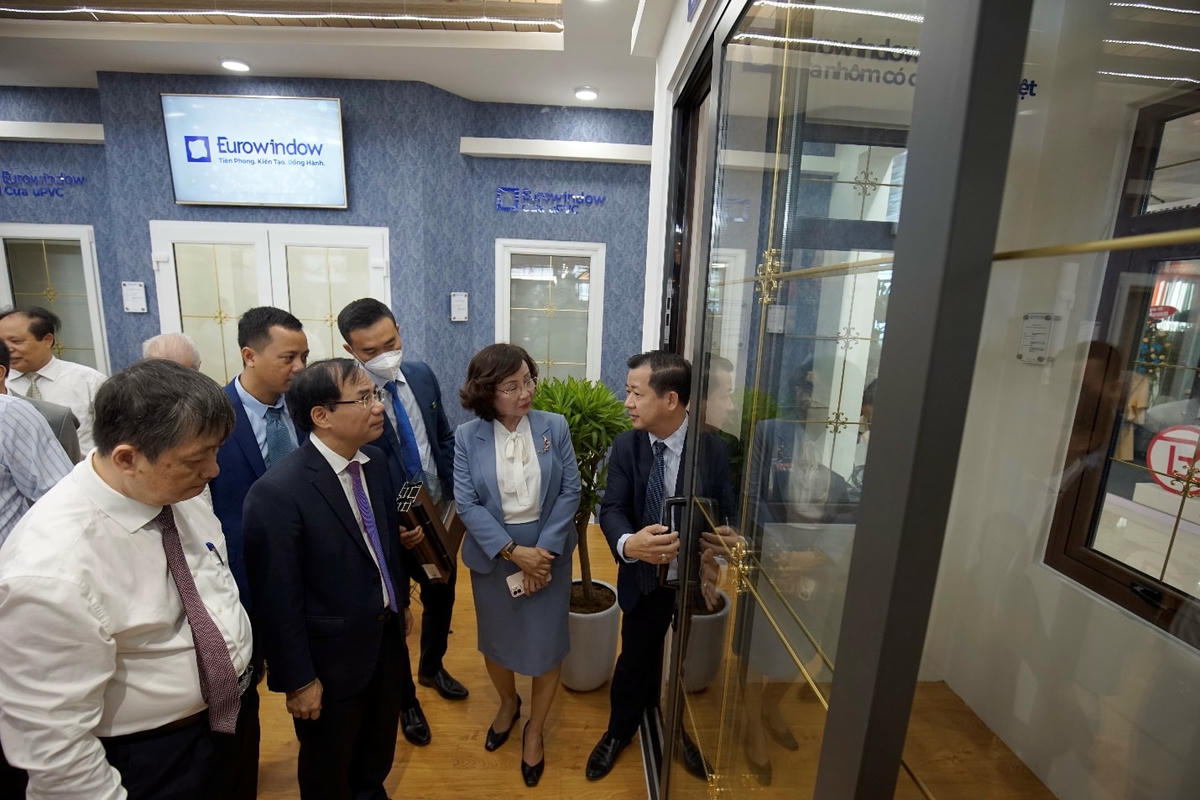 Ông Đỗ Thủ Khoa, Giám đốc Eurowindow Chi nhánh miền Trung giới thiệu các giải pháp đột phá mới của Eurowindow tới đoàn lãnh đạo Bộ Xây Dựng, UBND TP Đà Nẵng cùng đông đảo các chuyên gia, đại diện hiệp hội.