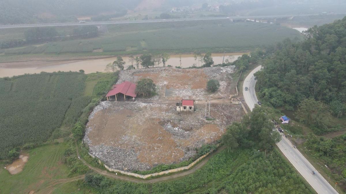 Bãi rác được xử lý bằng cách đốt và chôn lấp. Ảnh Ngô Hùng