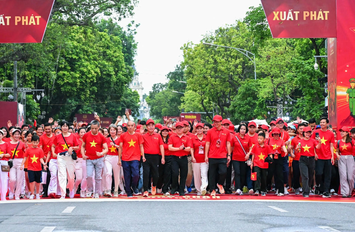 Các đại biểu cùng người dân tham gia đi bộ hưởng ứng chương trình tại khu vực Vườn hoa Lý Thái Tổ - Phố đi bộ Hoàn Kiếm sáng 16/8. (Ảnh: THÀNH ĐẠT) z6911839258587-71fa5073d94d78ad50c940ffa5eba730.jpg