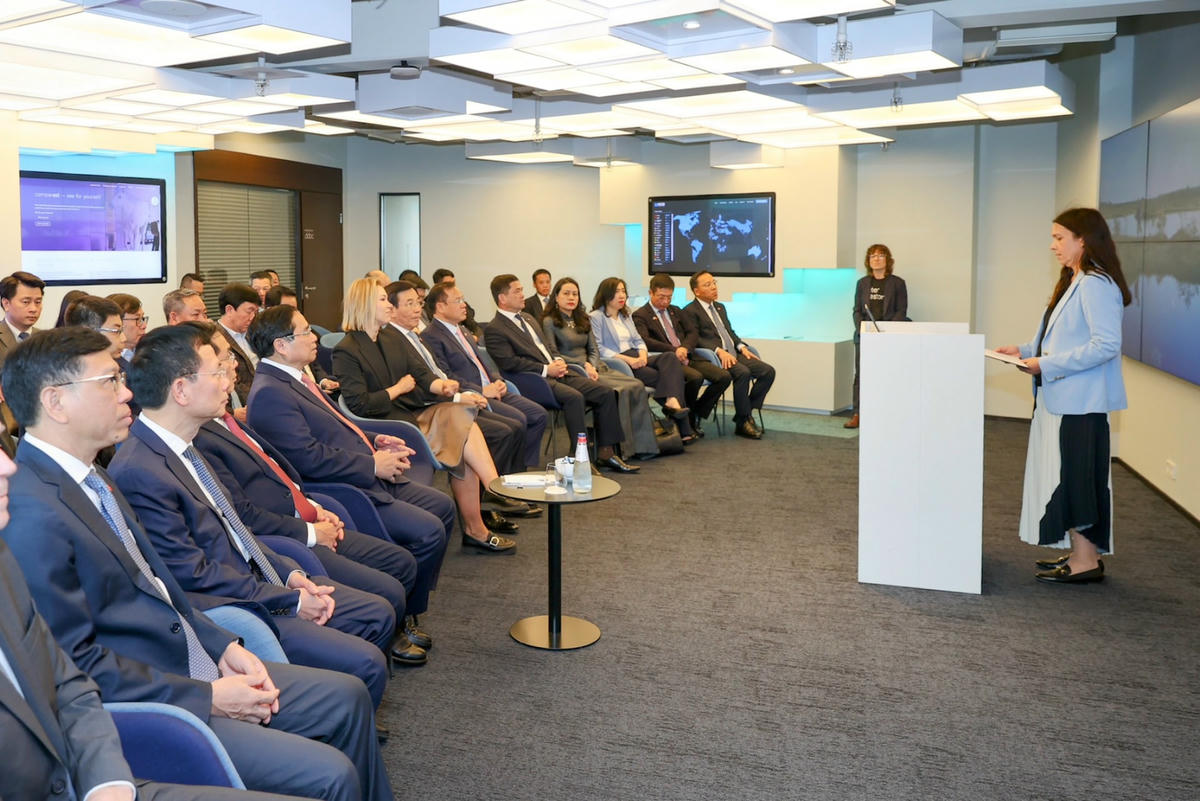 Thủ tướng thăm trung tâm chính phủ số hàng đầu thế giới tại Estonia- Ảnh 2. Thủ tướng thăm trung tâm chính phủ số hàng đầu thế giới tại Estonia- Ảnh 2.