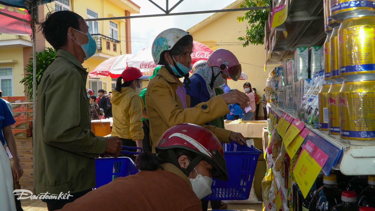 Người dân tự do chọn những món nhu yêu phẩm cần thiết cho gia đình và hoàn toàn miễn phí.