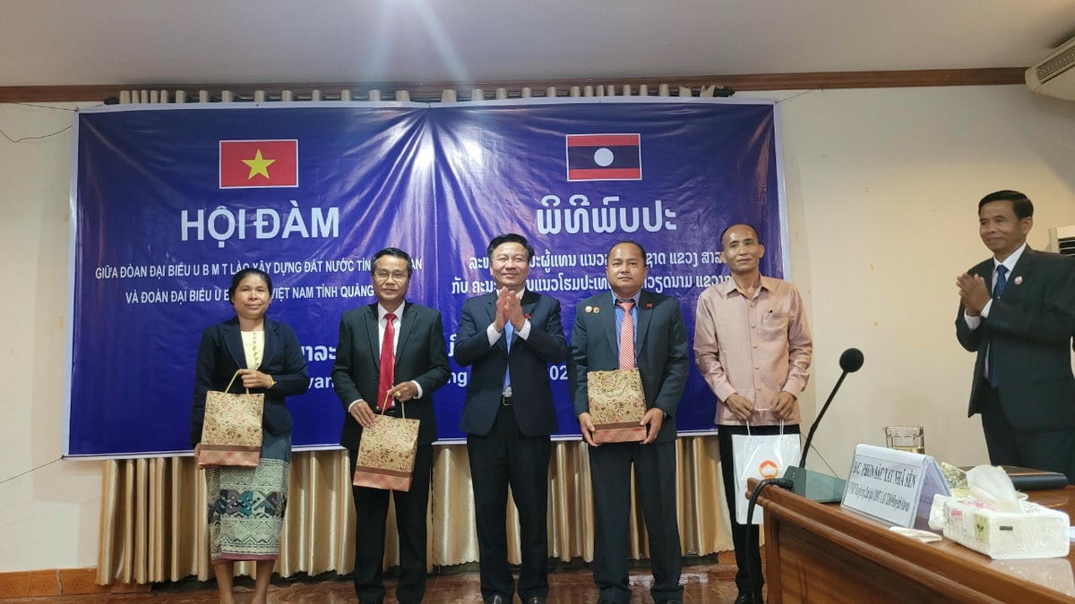 Hai bên thống nhất nâng cao chất lượng chương trình kết nghĩa Bản – Bản hai bên biên giới trên địa bàn 2 tỉnh.