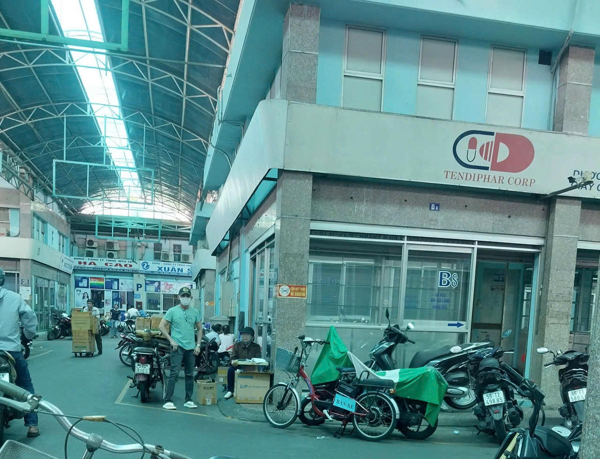 Chợ thuốc - Hiện tiểu thương nào cũng trong tâm trạng thấp thỏm lo lắng, nhòm trước ngó sau phòng. Lo vì buôn bán bị ngừng trệ nhưng vẫn phải canh lực lượng chức năng xuất hiện đột xuất.