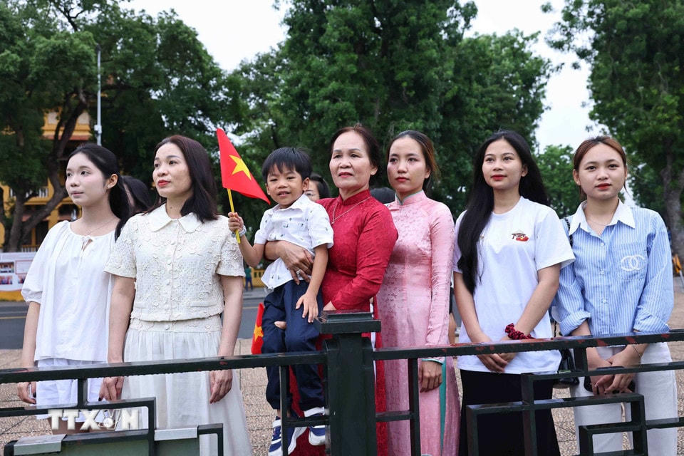 Người dân đã đến Quảng trường Ba Đình để chứng kiến lễ chào cờ thiêng liêng. (Ảnh: Minh Đức/TTXVN)