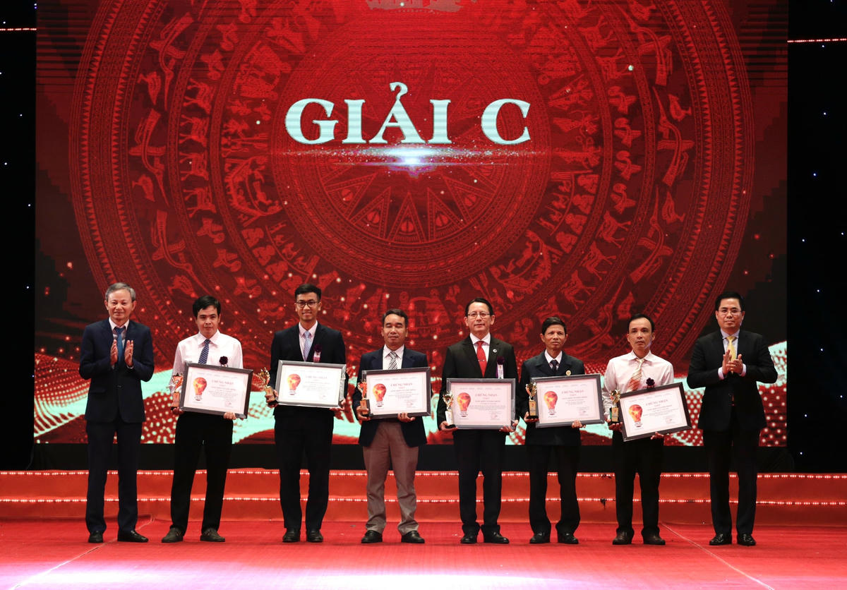 Ông Trần Đình Nhân - Tổng giám đốc EVN (đầu tiên bên trái) và ông Nguyễn Hoàng Giang - Thứ trưởng Bộ Khoa học và Công nghệ (đầu tiên bên phải) trao giải C cho các tác giả đạt giải.