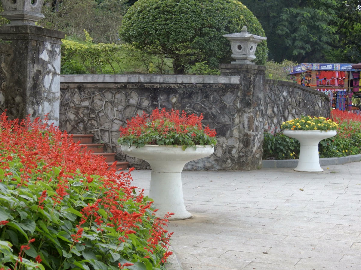 Quanh khu vực phù điều được trồng nhiều hoa và luôn giữ vệ sinh sạch sẽ.