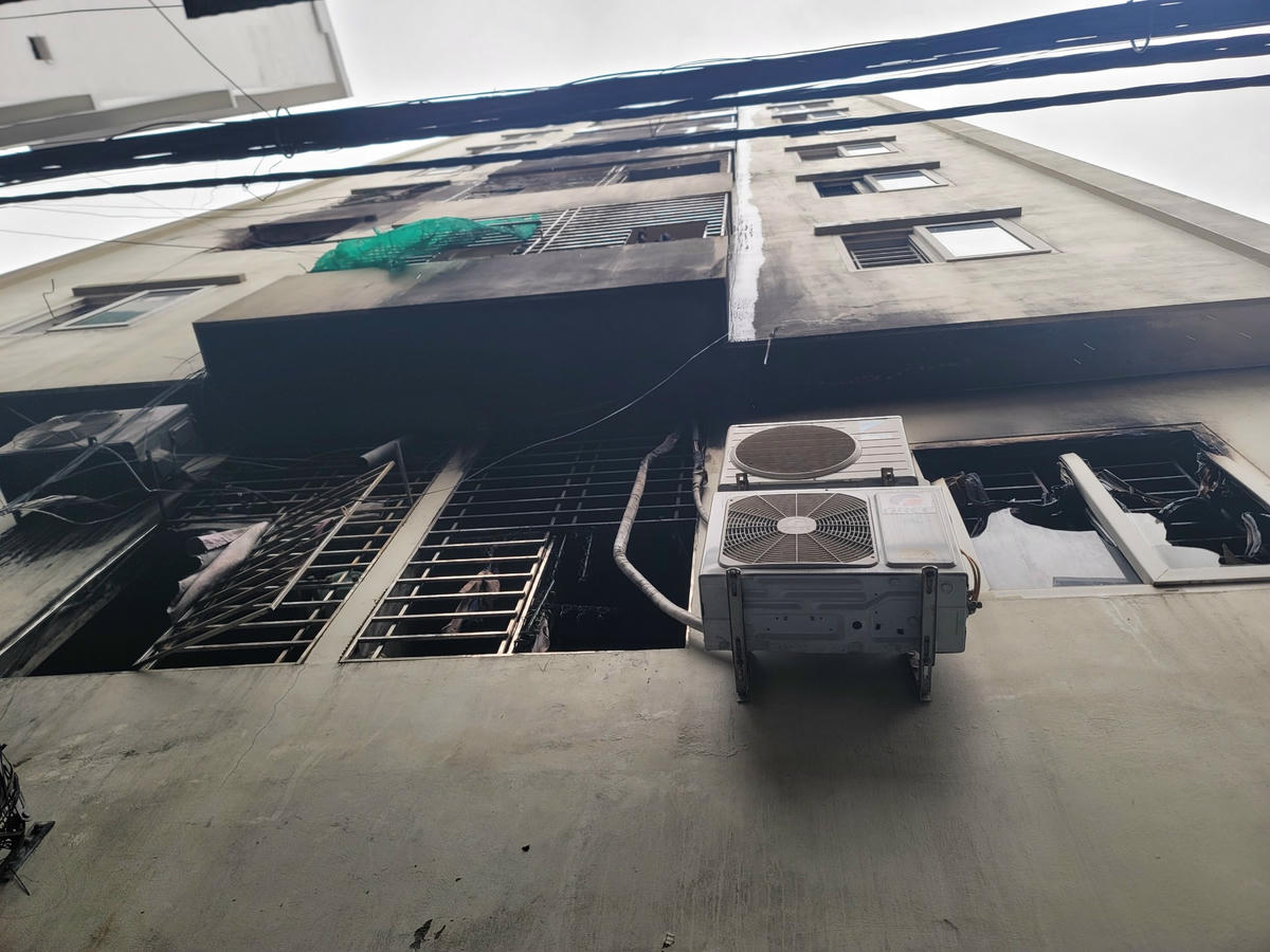 Chung cư mini cao 9 tầng đã từng là tổ ấm của nhiều gia đình, nay cháy đen rạm, trơ trụi, lạnh lẽo.