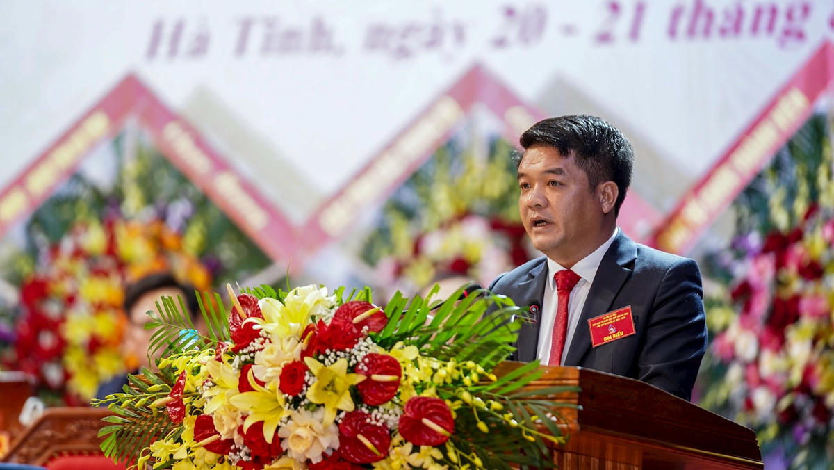 Chủ tịch Ủy ban MTTQ Việt Nam tỉnh Hà Tĩnh Trần Nhật Tân phát biểu khai mạc Đại hội. Ảnh: Cẩm Kỳ.
