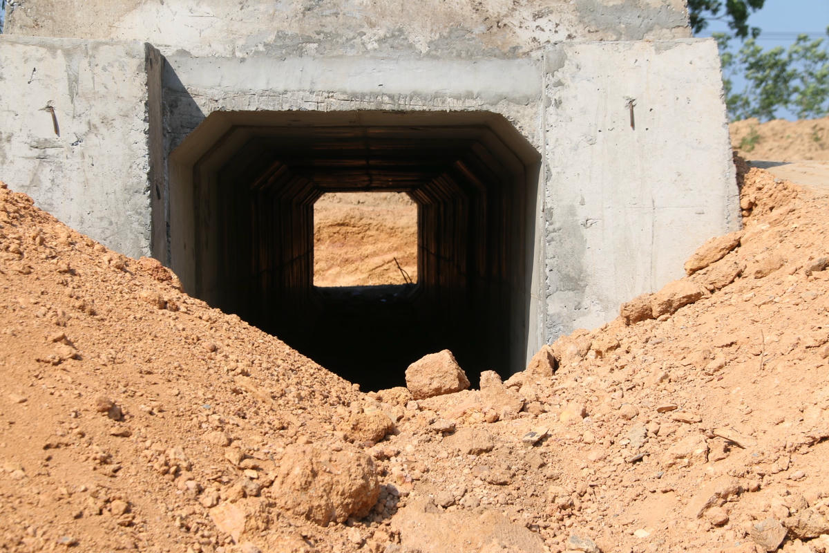 Bên cạnh đó, công tác GPMB cao tốc đoạn qua vị trí nhà máy Công ty Cổ phần Lâm sản Quảng Trị cũng đang gặp vướng mắc khi qua nhiều lần làm việc đơn vị này không đồng ý di dời nhà máy vào khu quy hoạch cụm công nghiệp phía Tây Vĩnh Linh; với lý do việc thành lập được Cụm công nghiệp phải mất thời gian kéo dài 2 đến 3 năm, sẽ ảnh hưởng đến quá trình sản xuất kinh doanh của Doanh nghiệp; trong quá trình triển khai thi công cao tốc Vạn Ninh - Cam Lộ người dân có kiến nghị cần bổ sung thêm hầm chui, cống thoát nước, đường dân sinh để đảm bảo cho người dân đi lại được thuận lợi trong lưu thông và phục vụ sản xuất của vùng, cũng như đảm bảo an sinh xã hội về lâu dài…