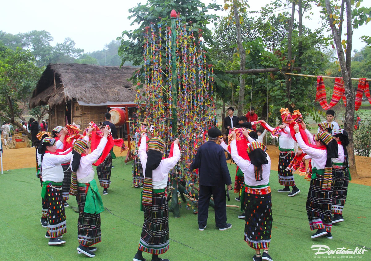 Nét đặc sắc nhất trong Lễ hội “Kin Chiêng Boọc Mạy” chính là việc hát múa dưới cây bông. Lúc này, cây bông là vật trung tâm trong lễ hội. Cây bông được làm bằng tre, luồng, dài khoảng 1,7 – 1,8m có đục lỗ. Cành hoa, bông hoa thường được nhuộm màu sắc sặc sỡ. Mỗi cây có từ 100 đến 200 cành, mỗi cành có từ 50 đến 80 bông hoa, các bông hoa phần lớn những người đến tham gia tự làm và cắm vào cây. Ảnh: Phạm Sỹ.