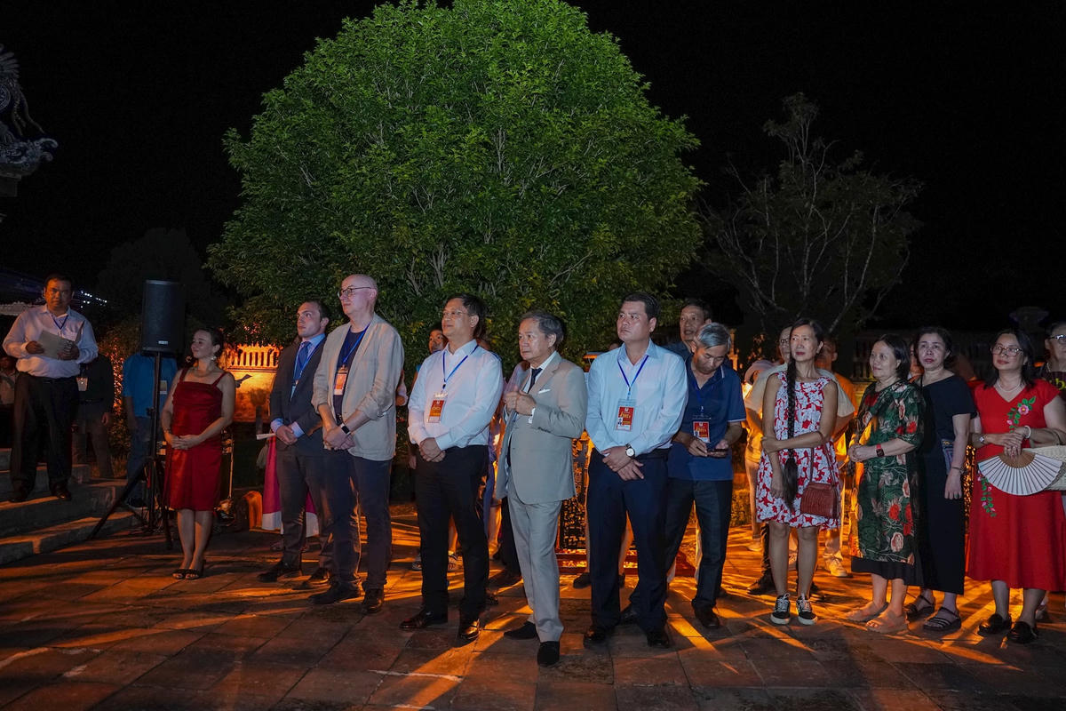 Nằm trong khuôn khổ Festival nghệ thuật quốc tế Huế 2024, tối 8/6, lễ hội Ánh sáng chính thức khai mạc tại khuôn viên của Thái Bình Lâu và vườn Thiệu Phương, Đại Nội Huế.