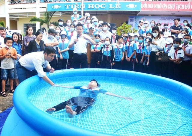 Lớp dạy kỹ năng tự nổi góp phần phòng tránh tai nạn đuối nước được tổ chức tại thành phố Buôn Ma Thuột.