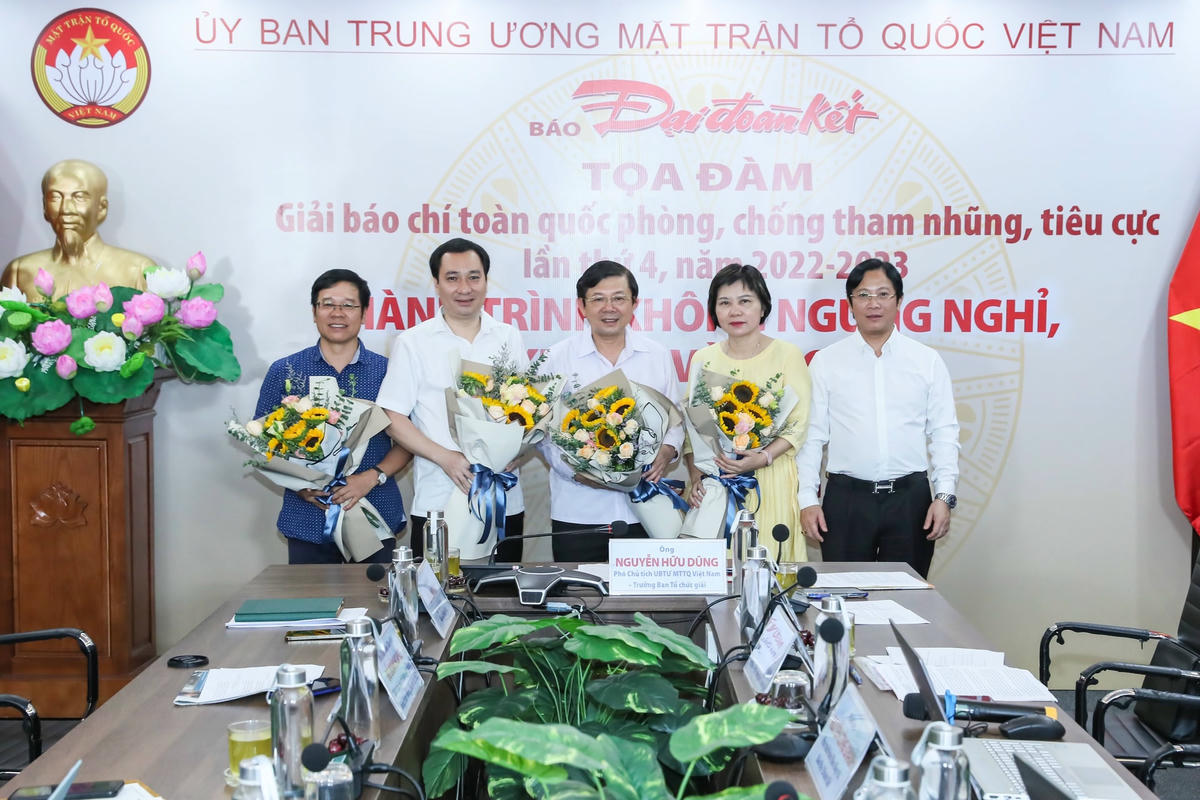 Chủ trì toạ đàm: Ông Nguyễn Hữu Dũng - Phó Chủ tịch UBTƯ MTTQ Việt Nam – Trưởng Ban Tổ chức giải;Ông Vũ Văn Tiến – Trưởng Ban Tuyên giáo UBTƯ MTTQ Việt Nam – Phó Trưởng Ban Tổ chức;Bà Đỗ Thị Thu Hằng - Trưởng ban Nghiệp vụ Hội Nhà báo Việt Nam – Phó Trưởng Ban Tổ chức;Nhà báo Đỗ Doãn Hoàng (báo Dân Việt/Nông thôn Ngày nay) - giải A Giải báo chí toàn quốc phòng, chống tham nhũng, tiêu cực lần thứ 3Cùng sự có mặt của đông đảo các nhà báo, phóng viên đến từ các cơ quan thông tấn, báo chí.