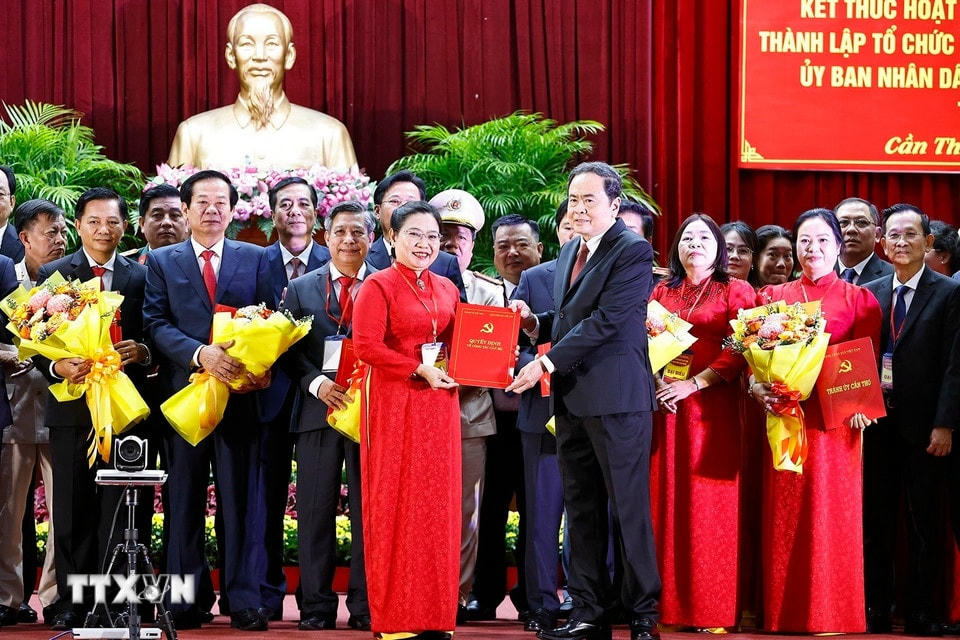 Chủ tịch Quốc hội Trần Thanh Mẫn trao quyết định của Ủy ban Trung ương Mặt trận Tổ quốc Việt Nam về thành lập Ủy ban Mặt trận Tổ quốc Việt Nam thành phố Cần Thơ. (Ảnh: Doãn Tấn/TTXVN)
