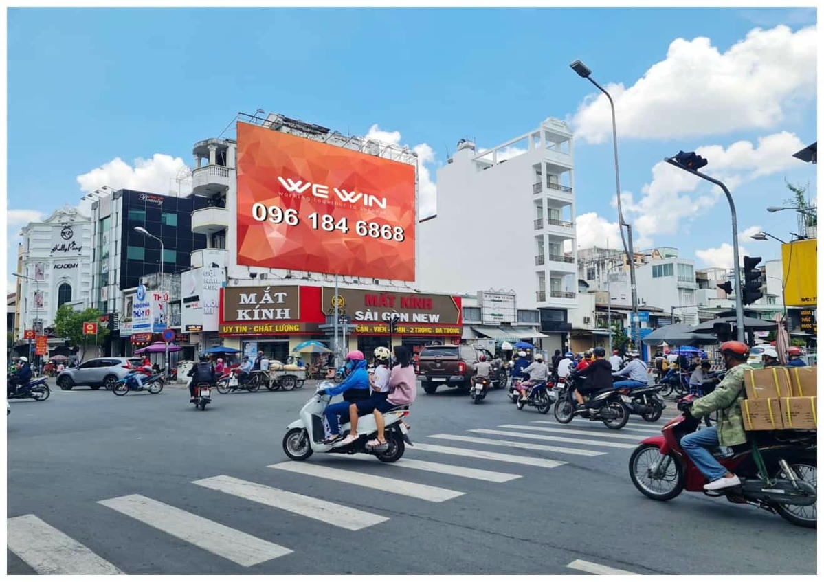 Thời gian tới, TP HCM sẽ siết hoạt động quảng cáo.