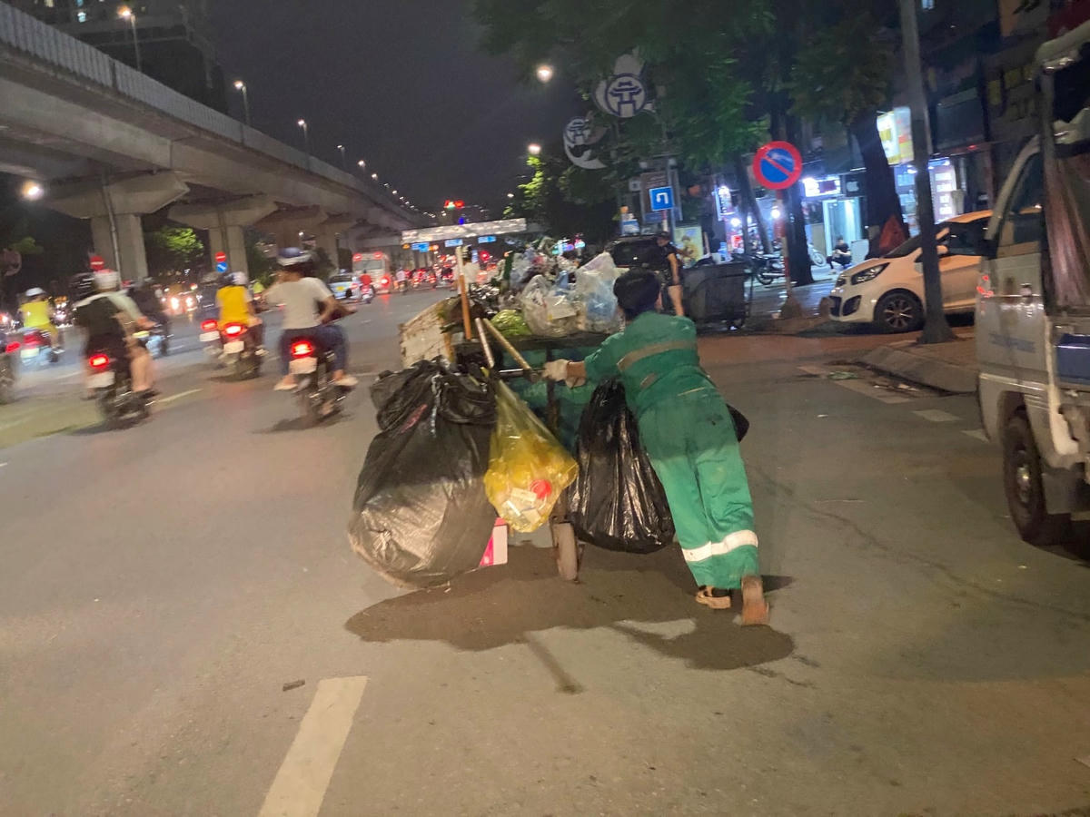 Công việc vệ sinh môi trường góp phần mang đến hình ảnh sạch đẹp cho từng con phố.