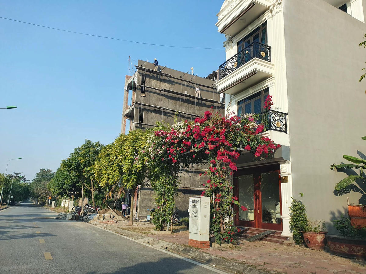 Rồi dần bị cắn xén cho những căn nhà liền kề trong khu biệt thự