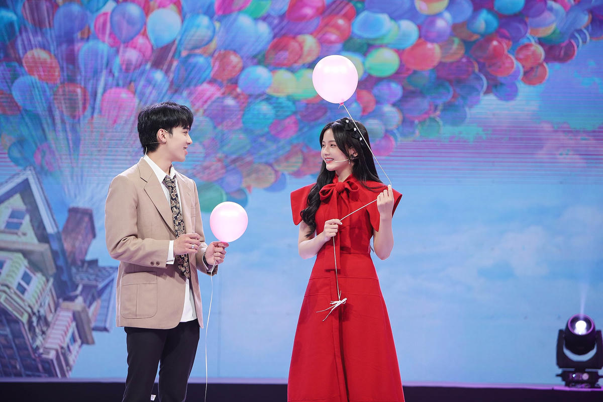 Nhật Huy mang một không gian lãng mạn đến tỏ tình Lan Hương. Ảnh: Perfect Universe.