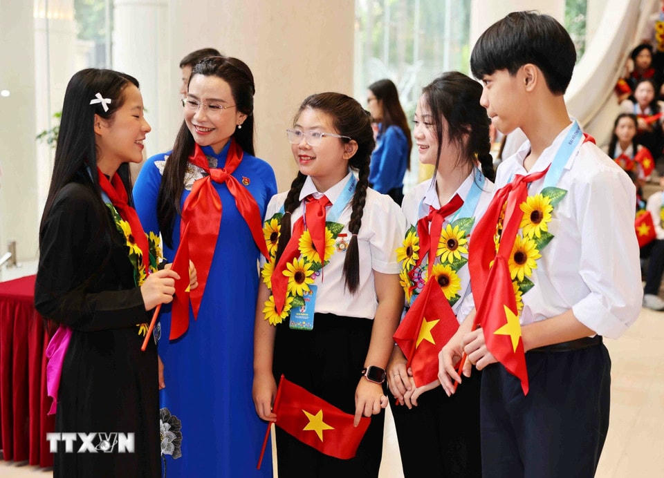 Đồng chí Nguyễn Phạm Duy Trang, Bí thư Trung ương Đoàn, Chủ tịch Hội đồng Đội Trung ương cùng các đại biểu. (Ảnh: Minh Đức/TTXVN)