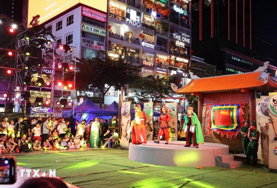 Các hoạt động trình diễn văn hoá nghệ thuật dân gian tại Phố đi bộ Nguyễn Huệ. (Ảnh: Thu Hương/TTXVN)