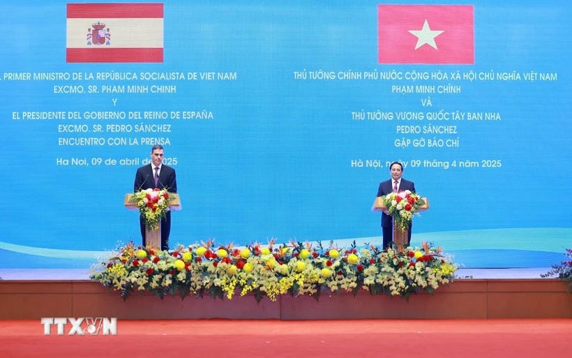 Thủ tướng Phạm Minh Chính và Thủ tướng Tây Ban Nha Pedro Sánchez tại buổi gặp gỡ báo chí. (Ảnh: Dương Giang/TTXVN)