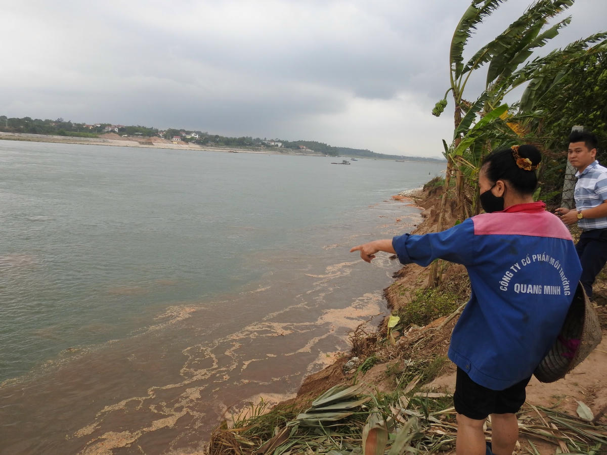 Tình trạng sạt lở diễn ra nhanh, đe doạ cuộc sống của người dân.