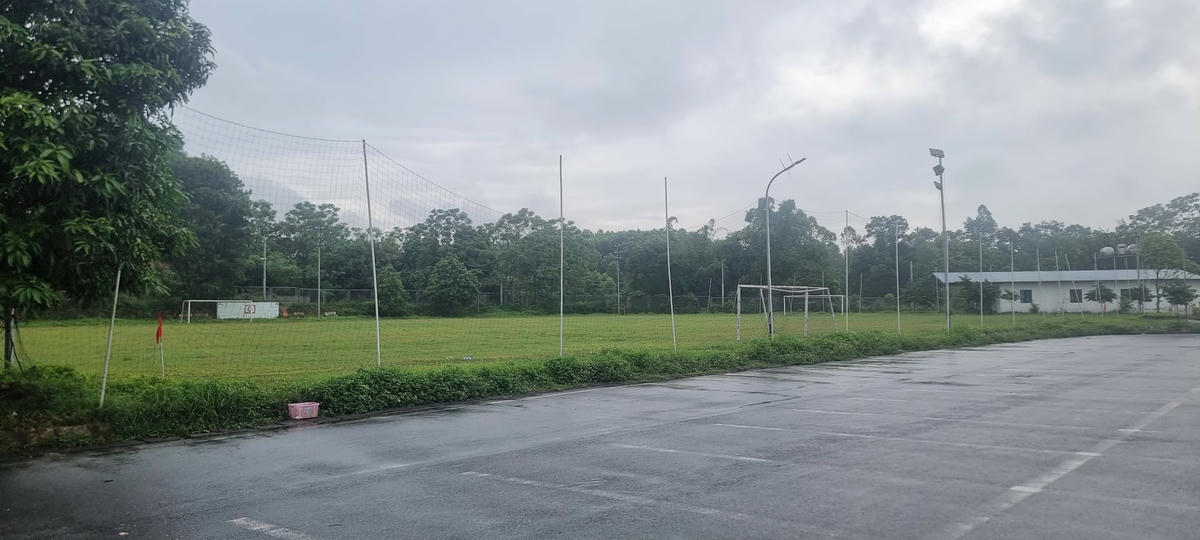 Nhà đầu tư tự ý cho làm sân bóng tại trạm dừng nghỉ Km57 + 500. Ảnh: Hà An.