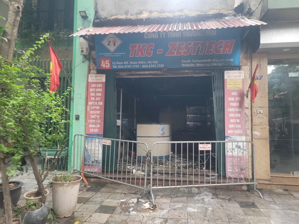 Lực lượng chức năng phong toả hiện trường vụ hoả hoạn,