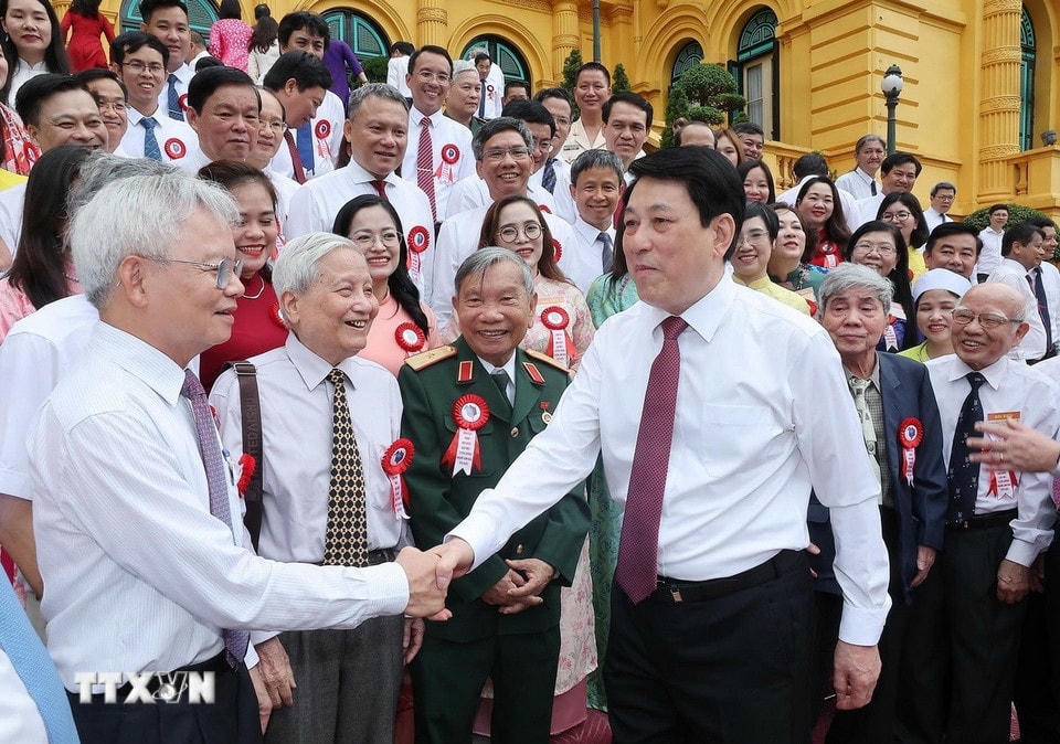 Chủ tịch nước Lương Cường với các nhà báo tiêu biểu toàn quốc. (Ảnh: Lâm Khánh/TTXVN)