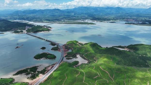 Cao tốc Vân Đồn - Móng Cái rút ngắn thời gian di chuyển Hà Nội - Móng Cái còn hơn 3 giờ đồng hồ, đem lại lực đẩy thép cho sự phát triển kinh tế xã hội của thành phố cửa khẩu.