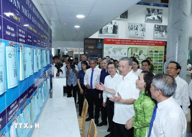 Tổng Bí thư Tô Lâm thăm, khảo sát thực tế tại Trung tâm dịch vụ hành chính công phường Xuân Hoà, Thành phố Hồ Chí Minh. (Ảnh: Thống Nhất/TTXVN) ttxvn-tong-bi-thu-to-lam-khao-sat-tai-thanh-pho-ho-chi-minh3.jpg