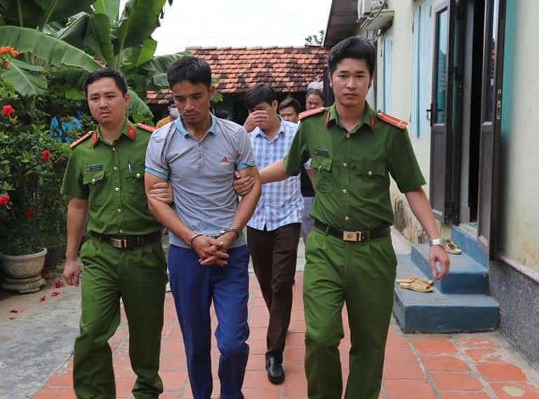 Công an đang dẫn giải nghi phạm về CQĐT. Ảnh CACC