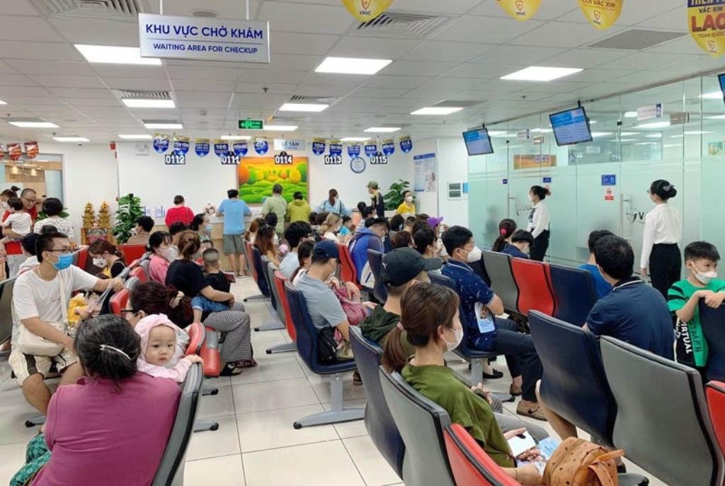 Thiếu vaccine TCMR nhiều phụ huynh đưa trẻ đi tiêm dịch vụ.