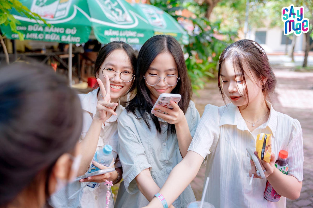 Các bạn sinh viên hào hứng quét mã QR trải nghiệm tiện ích của Saymee.