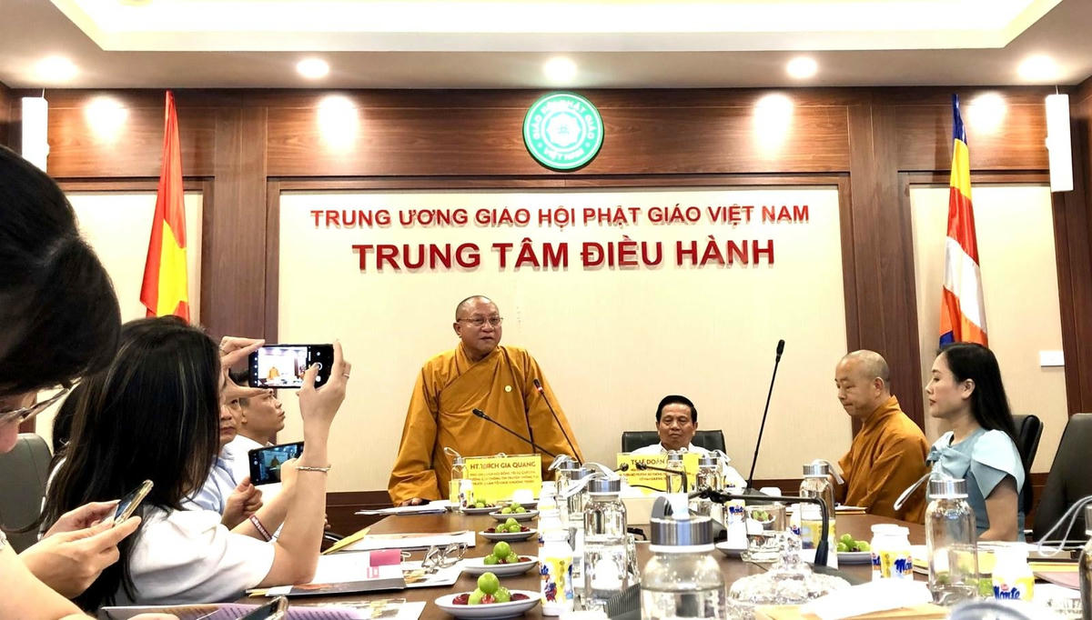 Hòa thượng Thích Gia Quang phát biểu tại buổi gặp mặt.