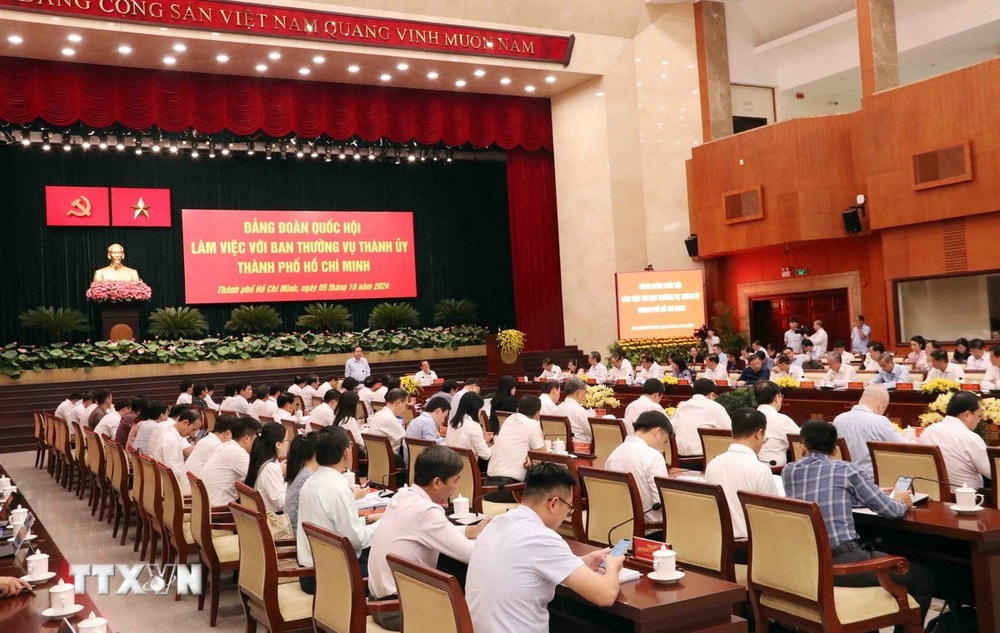 Quang cảnh buổi làm việc. (Ảnh: Xuân Khu/TTXVN) ttxvn_thanh uy tphcm 2.jpg