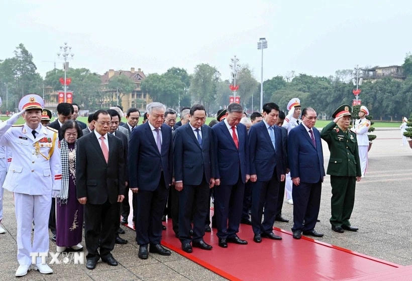 Đoàn đại biểu lãnh đạo, nguyên lãnh đạo Đảng, Nhà nước do Tổng Bí thư Tô Lâm dẫn đầu thành kính tưởng niệm Chủ tịch Hồ Chí Minh. (Ảnh: An Đăng/TTXVN)