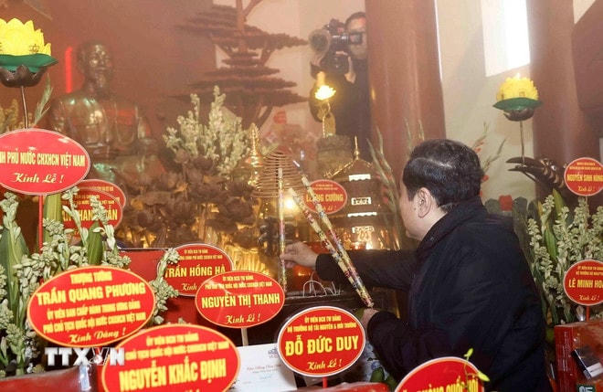 Chủ tịch Quốc hội Trần Thanh Mẫn dâng hương tưởng nhớ Chủ tịch Hồ Chí Minh. (Ảnh: Doãn Tấn/TTXVN) ttxvn-1801-chu-tich-quoc-hoi-dang-huong-den-tho-bac-ho-3.jpg