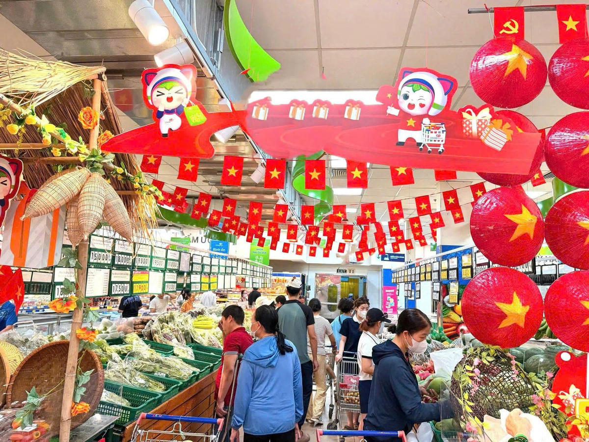 Không gian mua sắm rực rỡ sắc đỏ tại Co.opmart