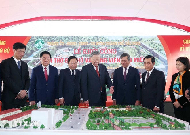 Tổng Bí thư Tô Lâm và các đại biểu xem mô hình “Đền thờ Bác Hồ và Công viên Văn Miếu.” (Ảnh: Thống Nhất/ TTXVN) ttxvn-1301-tong-bi-thu-bac-ninh-4.jpg
