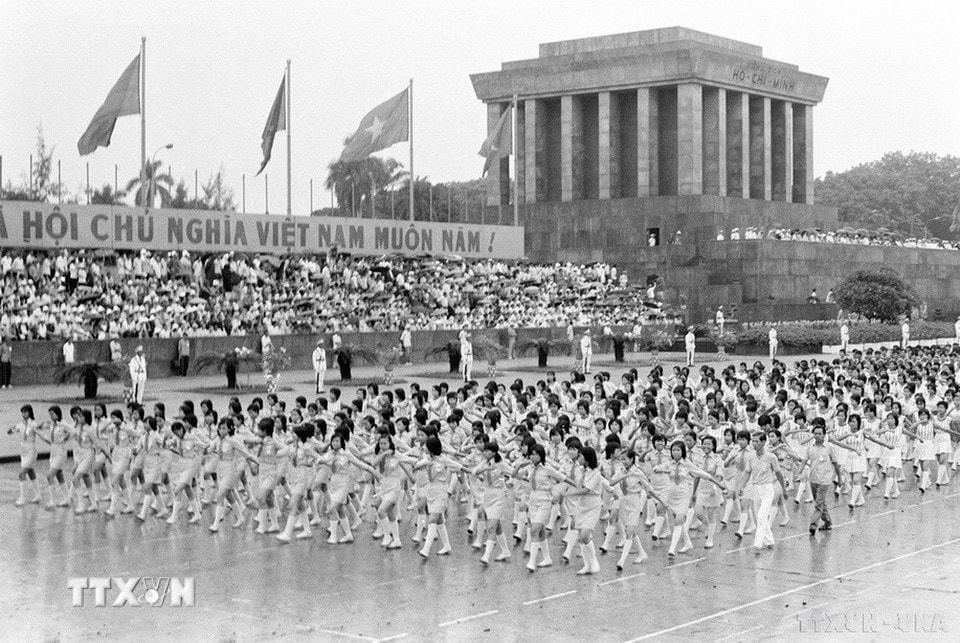 Học sinh Thủ đô diễu qua lễ đài. (Ảnh: Kim Hùng/TTXVN)