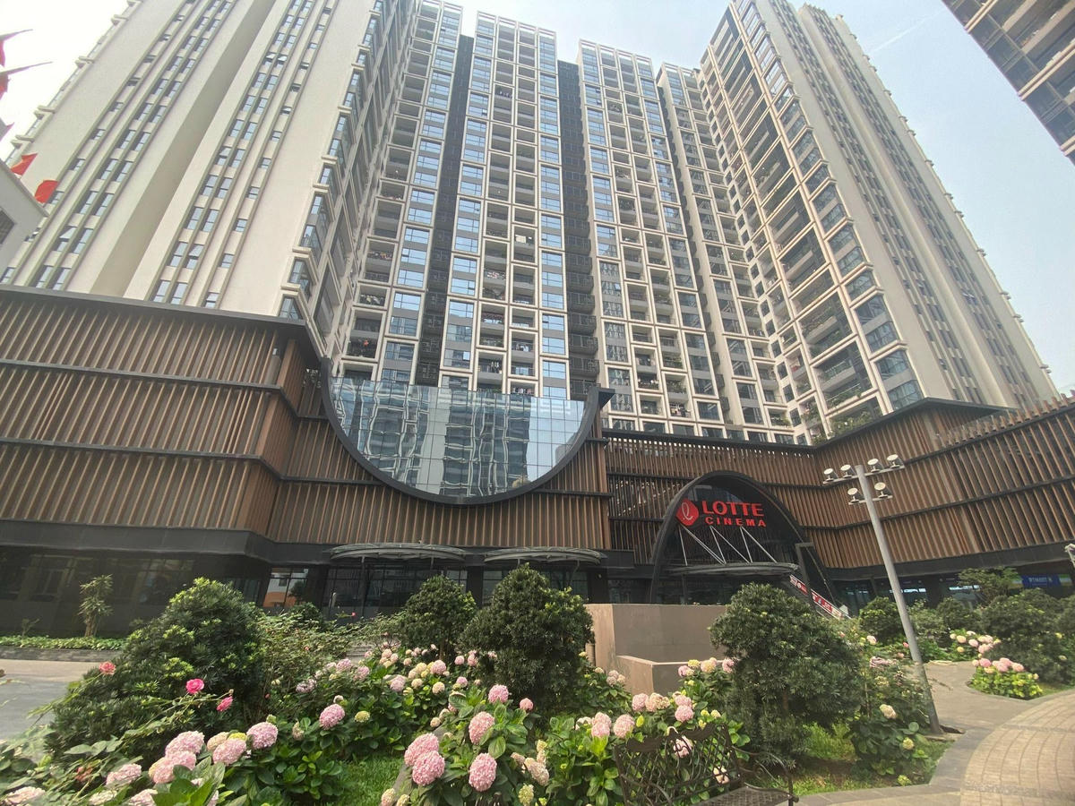 Mặt ngoài của Hinode City được thiết kế khác biệt với các thanh lam đứng màu gỗ ở khối đế . Ảnh: TL