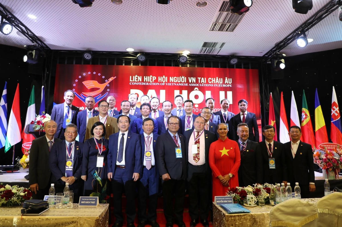 Các đại biểu chụp ảnh lưu niệm với Đại sứ quốc gia và các vị khách quý đại diện cho các cơ quan CH Séc.