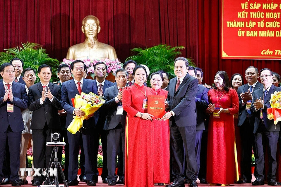 Chủ tịch Quốc hội Trần Thanh Mẫn trao Quyết định của Ban Bí thư chỉ định Ủy ban Kiểm tra Thành ủy, Chủ nhiệm, Phó Chủ nhiệm Ủy ban Kiểm tra Thành ủy Cần Thơ nhiệm kỳ 2020-2025. (Ảnh: Doãn Tấn/TTXVN)