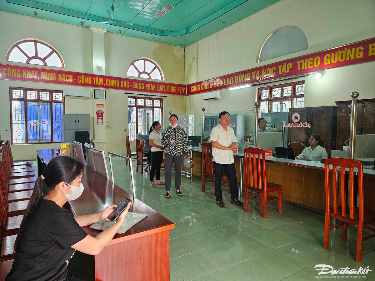 Cán bộ hướng dẫn người dân làm thủ tục hành chính tại UBND xã Thanh Lâm.